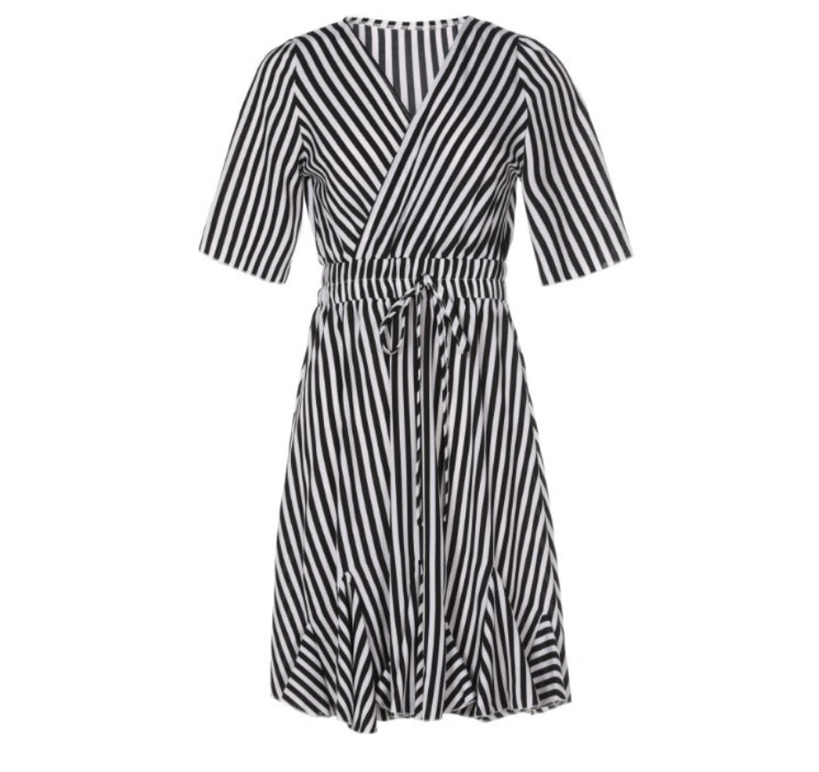 Robe Portefeuille Rayée Femme – Manches Courtes, Ceinture et Volants, Chic et Tendance Été