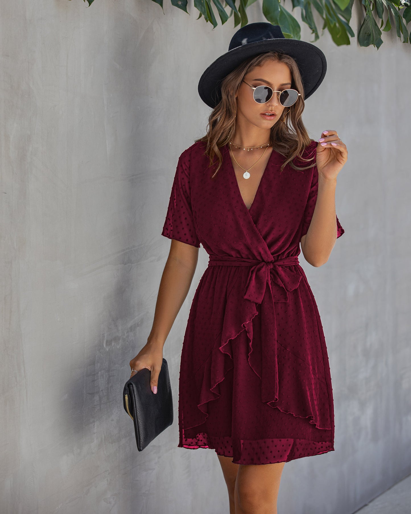 Robe Portefeuille Courte à Volants – Élégance Estivale