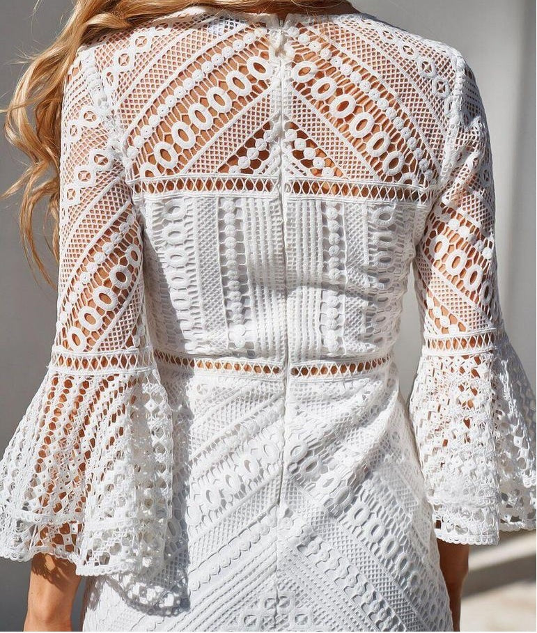 Robe Courte en Dentelle Blanche "Boho Chic" – Manches Évasées et Volants