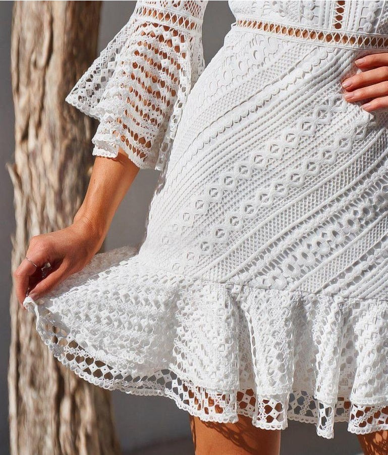Robe Courte en Dentelle Blanche "Boho Chic" – Manches Évasées et Volants