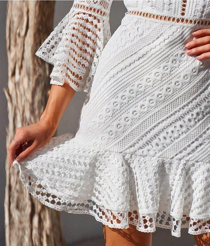 Robe Courte en Dentelle Blanche "Boho Chic" – Manches Évasées et Volants