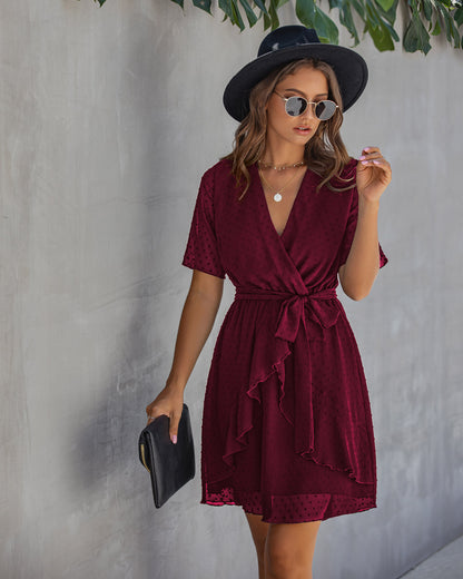 Robe Portefeuille Courte à Volants – Élégance Estivale