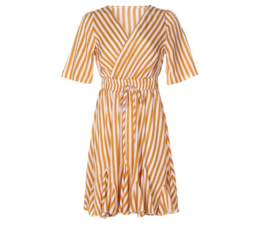 Robe Portefeuille Rayée Femme – Manches Courtes, Ceinture et Volants, Chic et Tendance Été