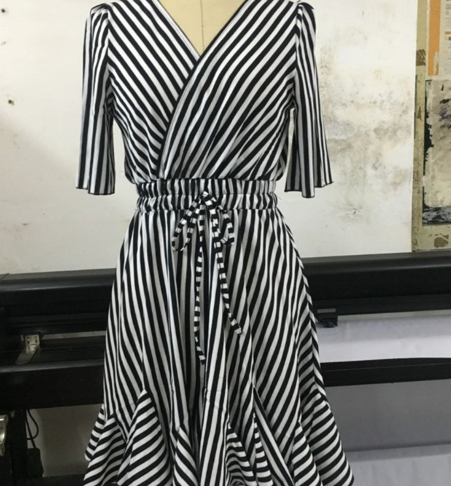 Robe Portefeuille Rayée Femme – Manches Courtes, Ceinture et Volants, Chic et Tendance Été