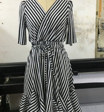 Robe Portefeuille Rayée Femme – Manches Courtes, Ceinture et Volants, Chic et Tendance Été