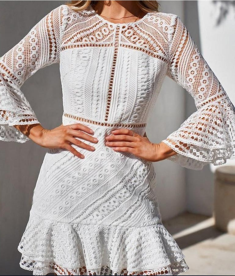 Robe Courte en Dentelle Blanche "Boho Chic" – Manches Évasées et Volants