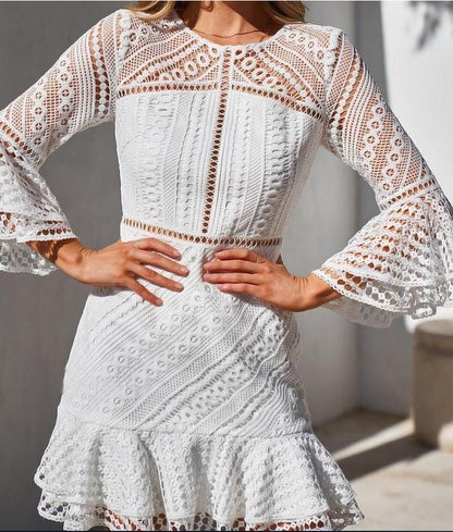 Robe Courte en Dentelle Blanche "Boho Chic" – Manches Évasées et Volants