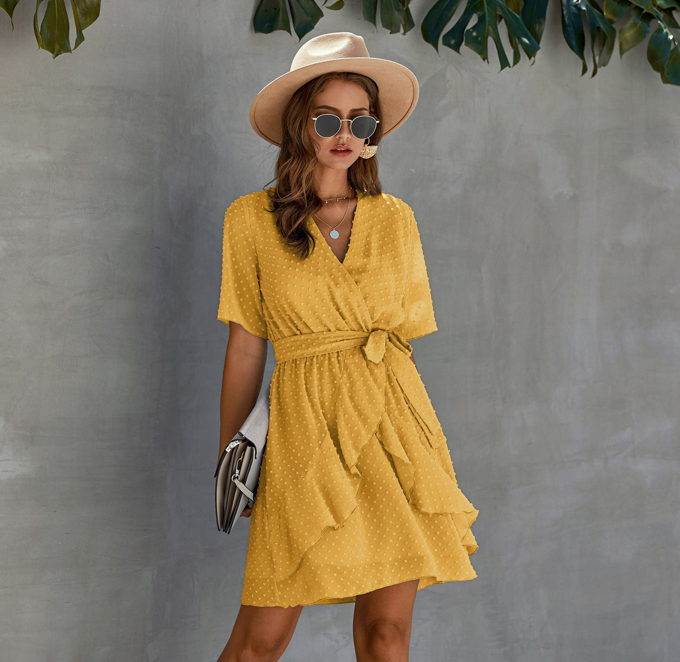 Robe Portefeuille Courte à Volants – Élégance Estivale