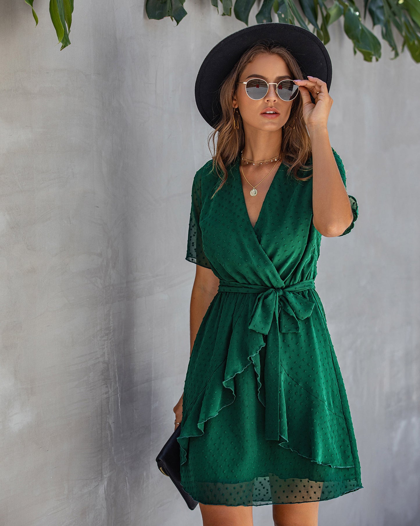 Robe Portefeuille Courte à Volants – Élégance Estivale