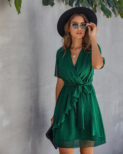 Robe Portefeuille Courte à Volants – Élégance Estivale