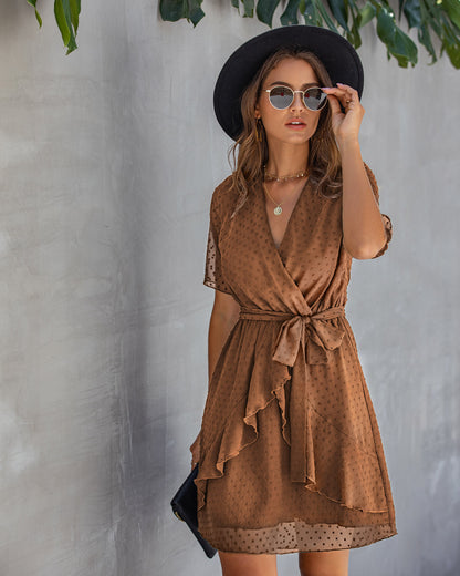 Robe Portefeuille Courte à Volants – Élégance Estivale
